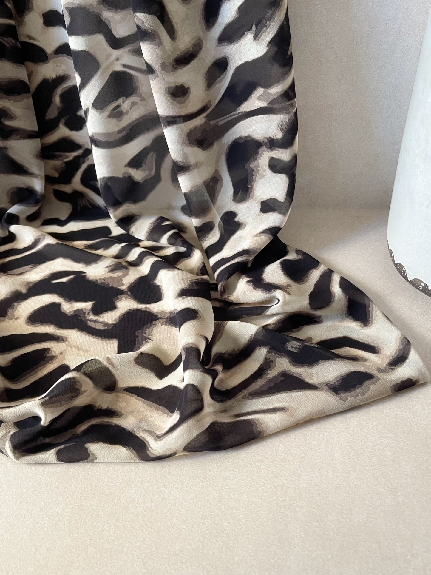 Tela Gasa Estampada Animal en Negro y Arena