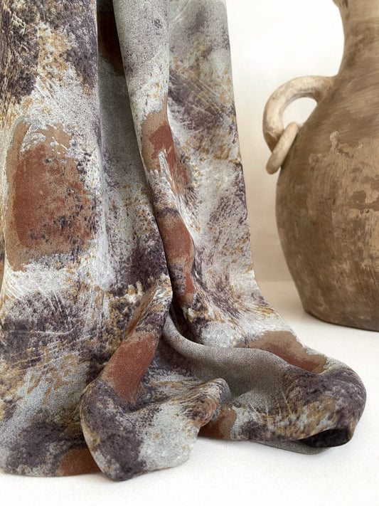 Tela Gasa Estampada en Tonos Tierra y Gris Piedra