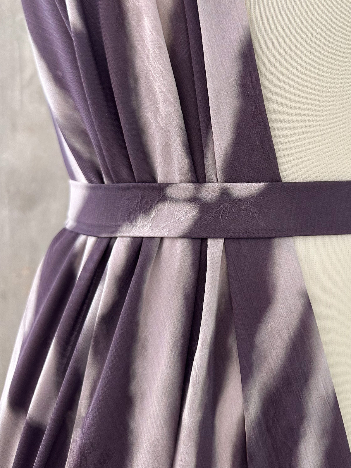 Crepé Satén Jacquard Estampado en Morado y Marfil