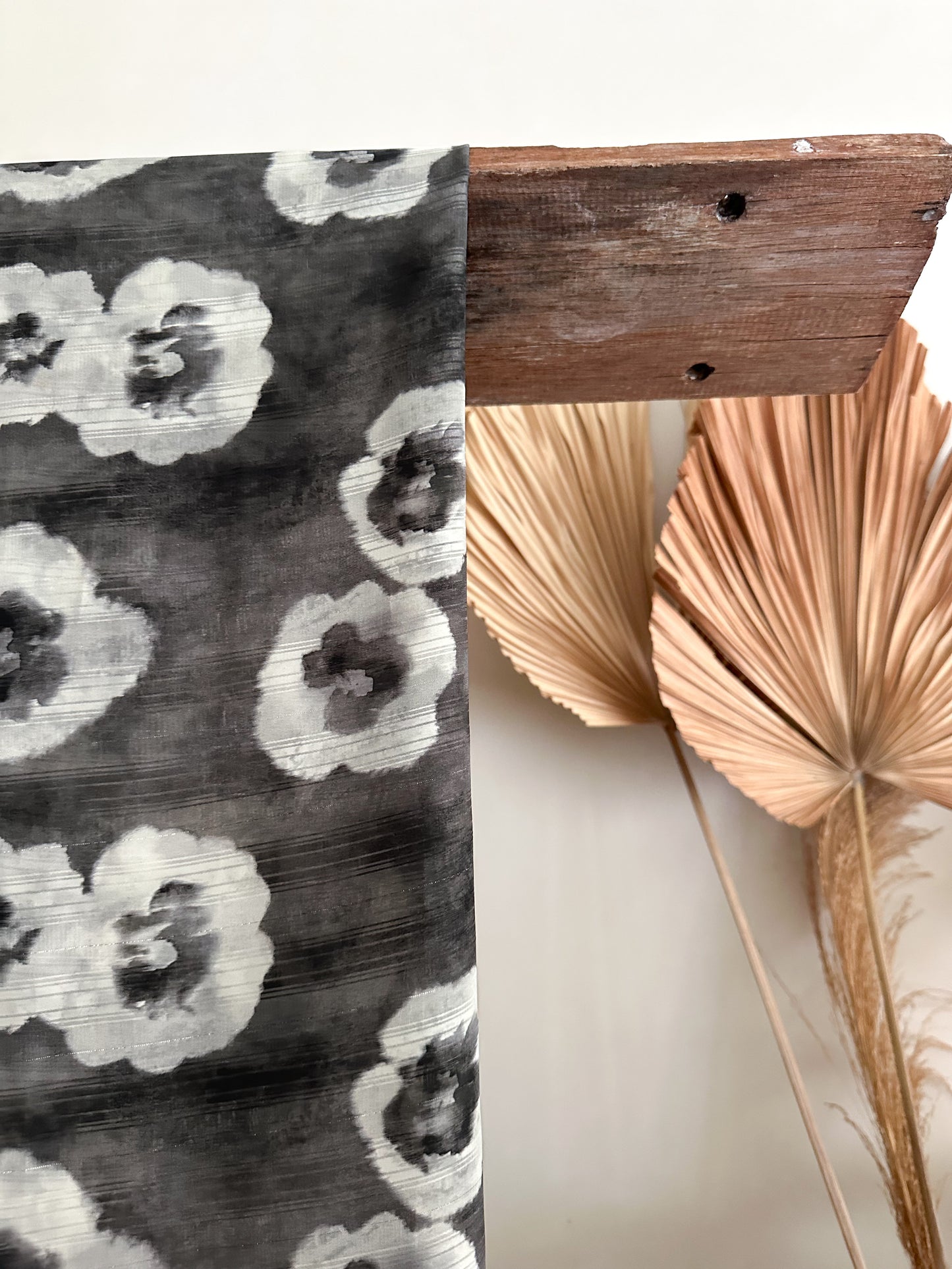 Gasa Estampada Lurex en Tonos Gris y Crudo