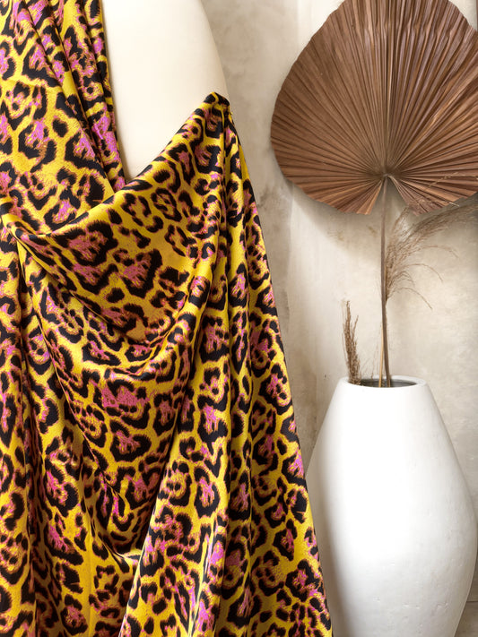 Tela Heavy Crepe Satén Animal Print en Amarillo Vibrante y Rosa Intenso
