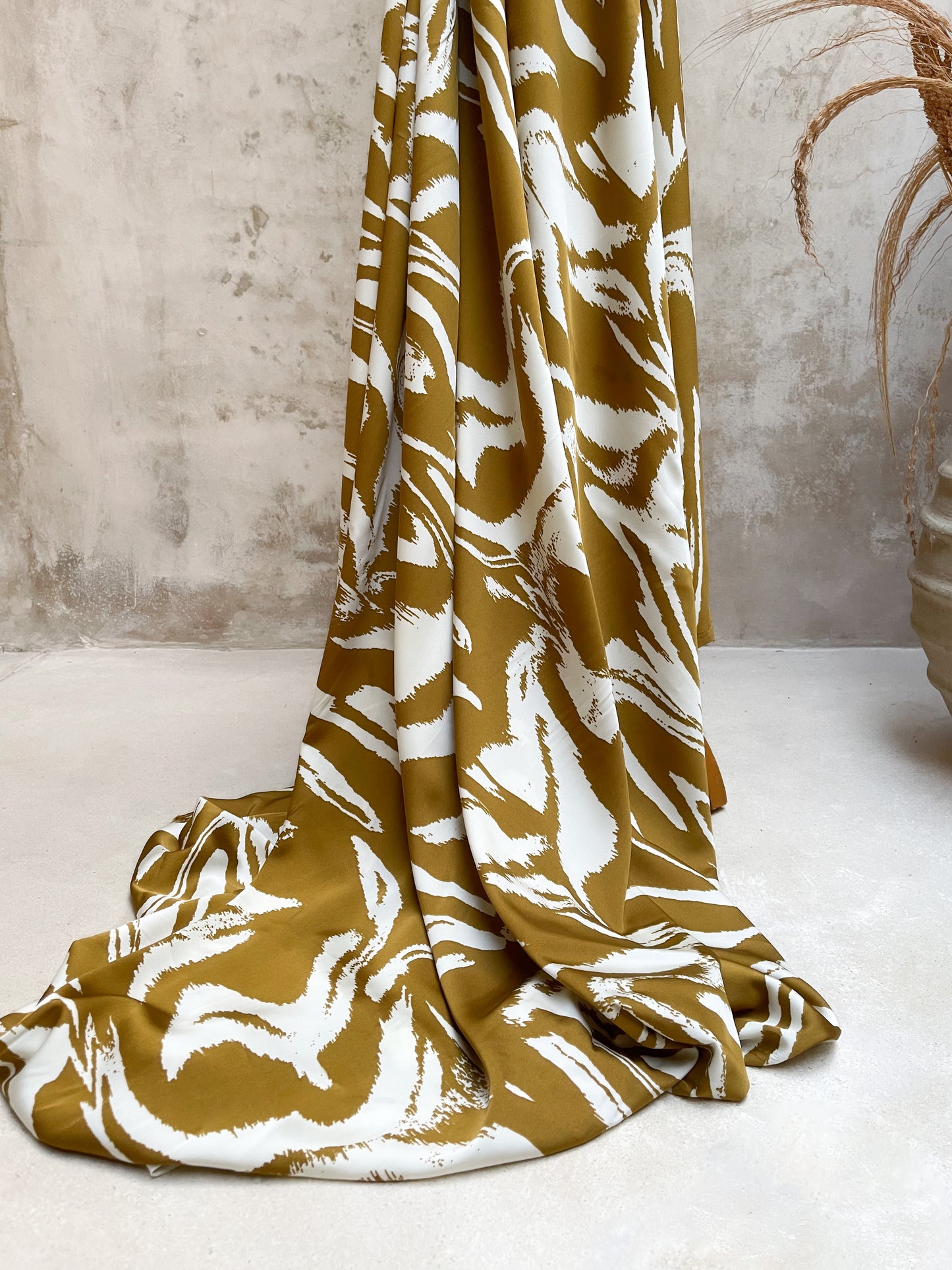 Tela Satén Estampado Mostaza y Crudo