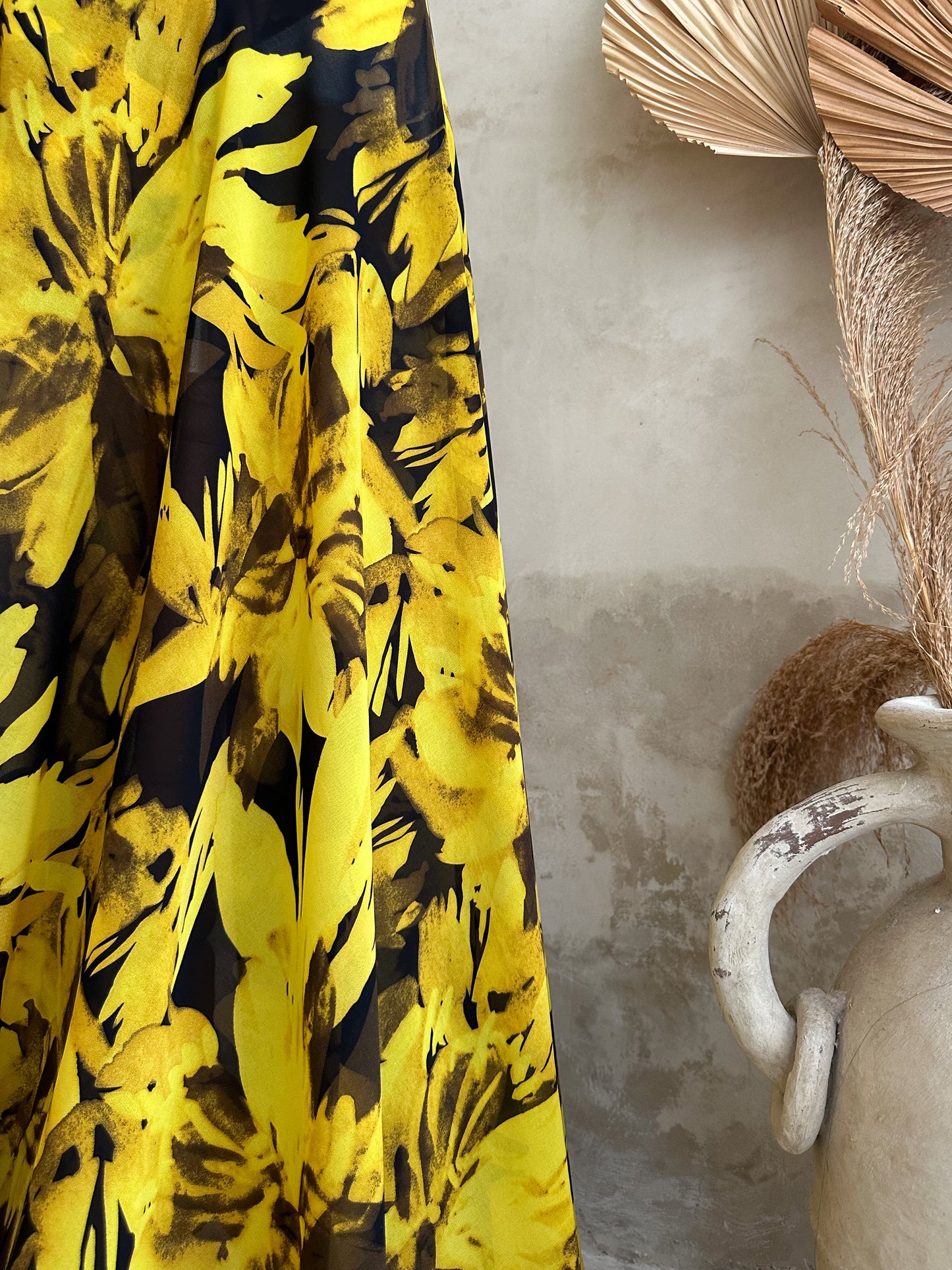 Gasa Estampada Floral en Amarillo Mostaza y Negro