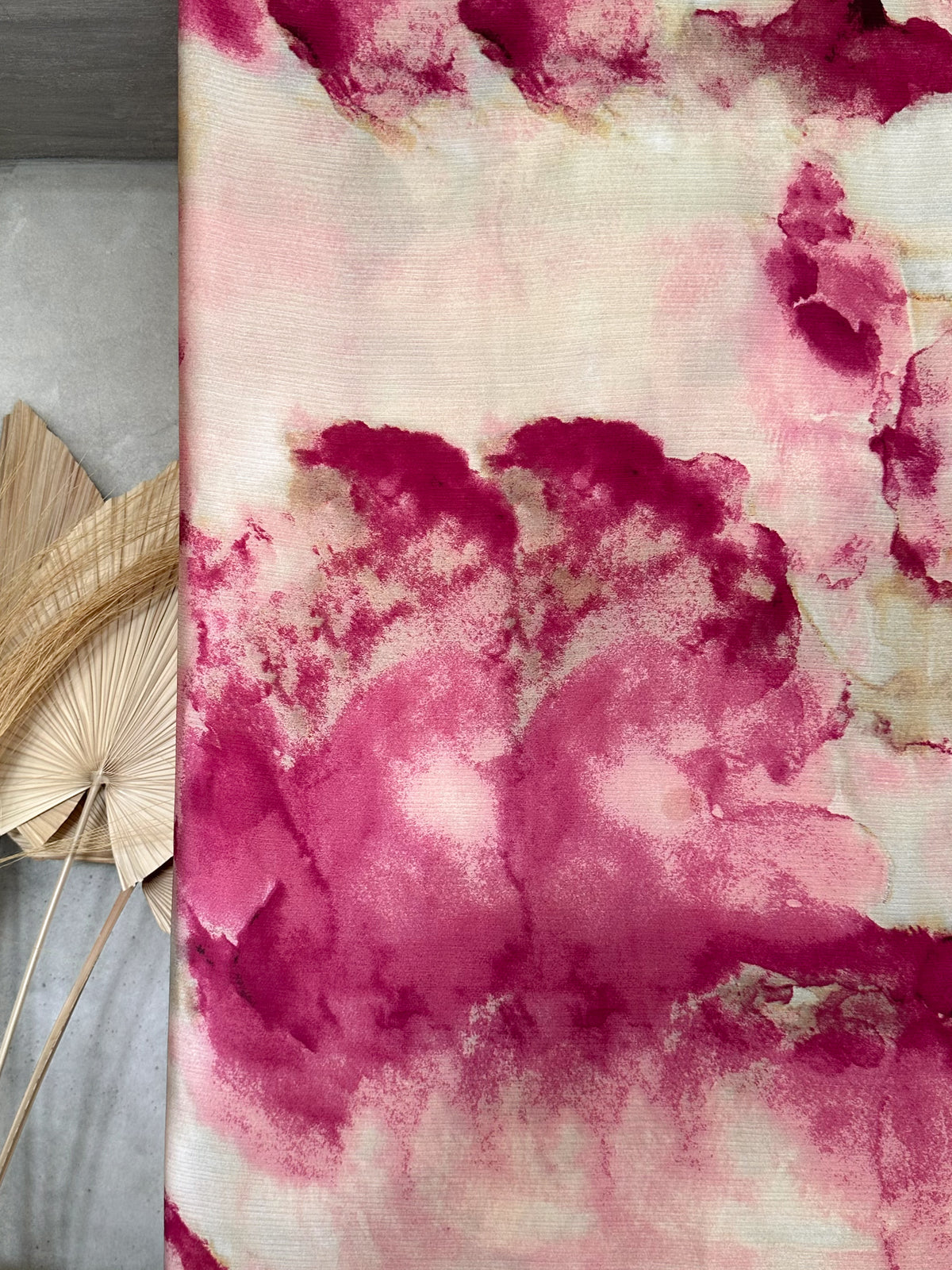 Tela Crepé Satén Crinkle Floral Abstracto en Tonos Fucsia y Rosa