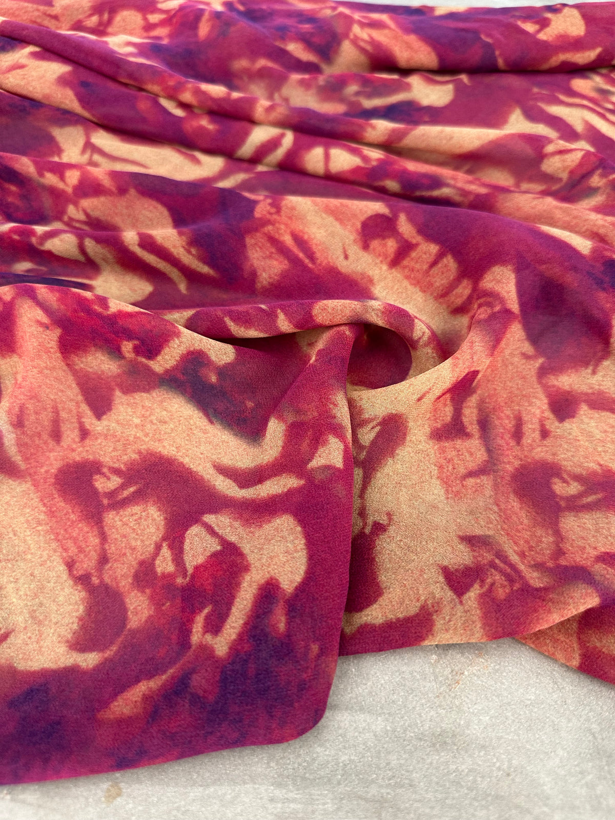 Gasa Estampada Abstracta en Fucsia y Durazno