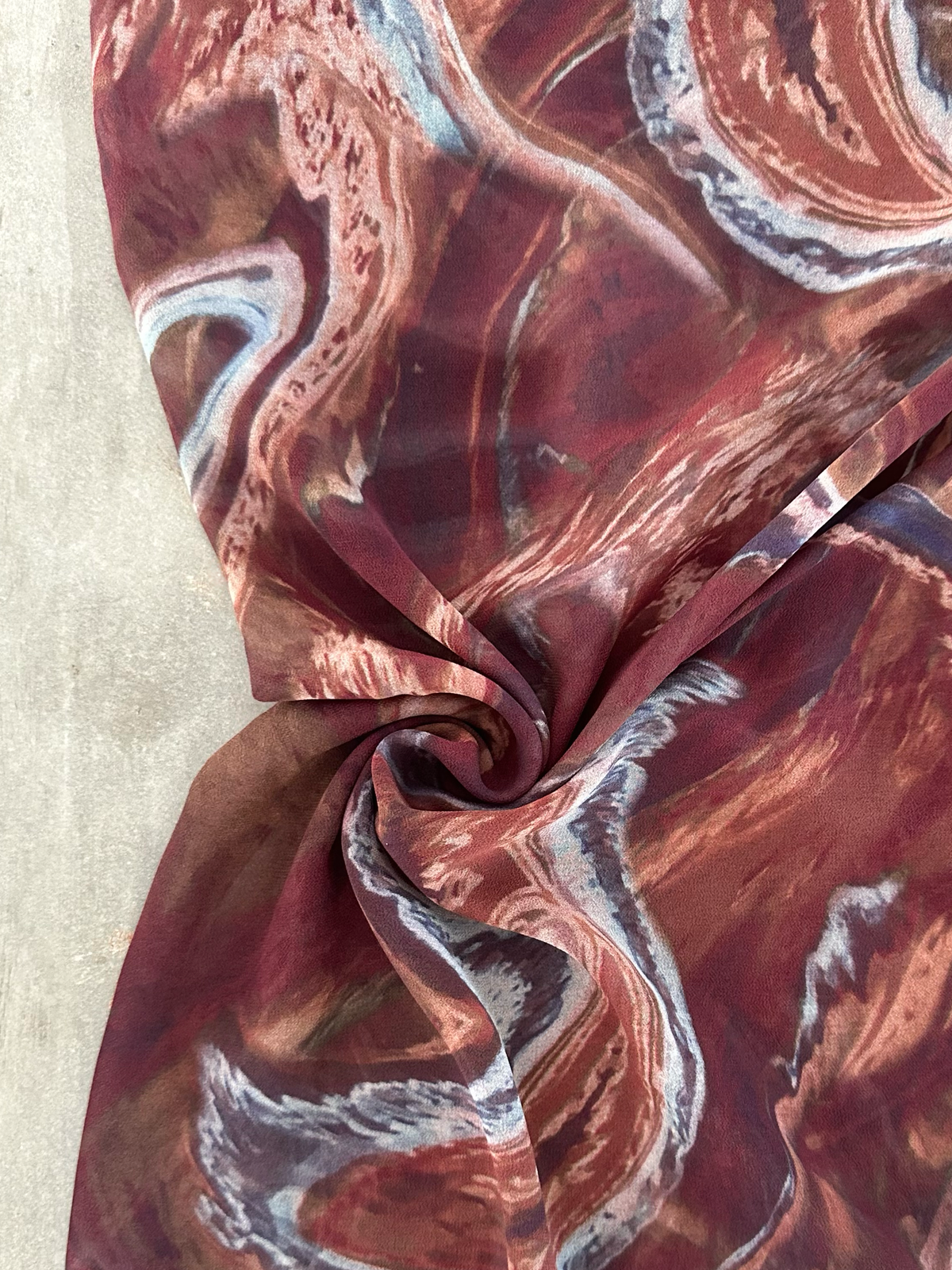 Gasa Estampada Abstracta en Burdeo y Rosa