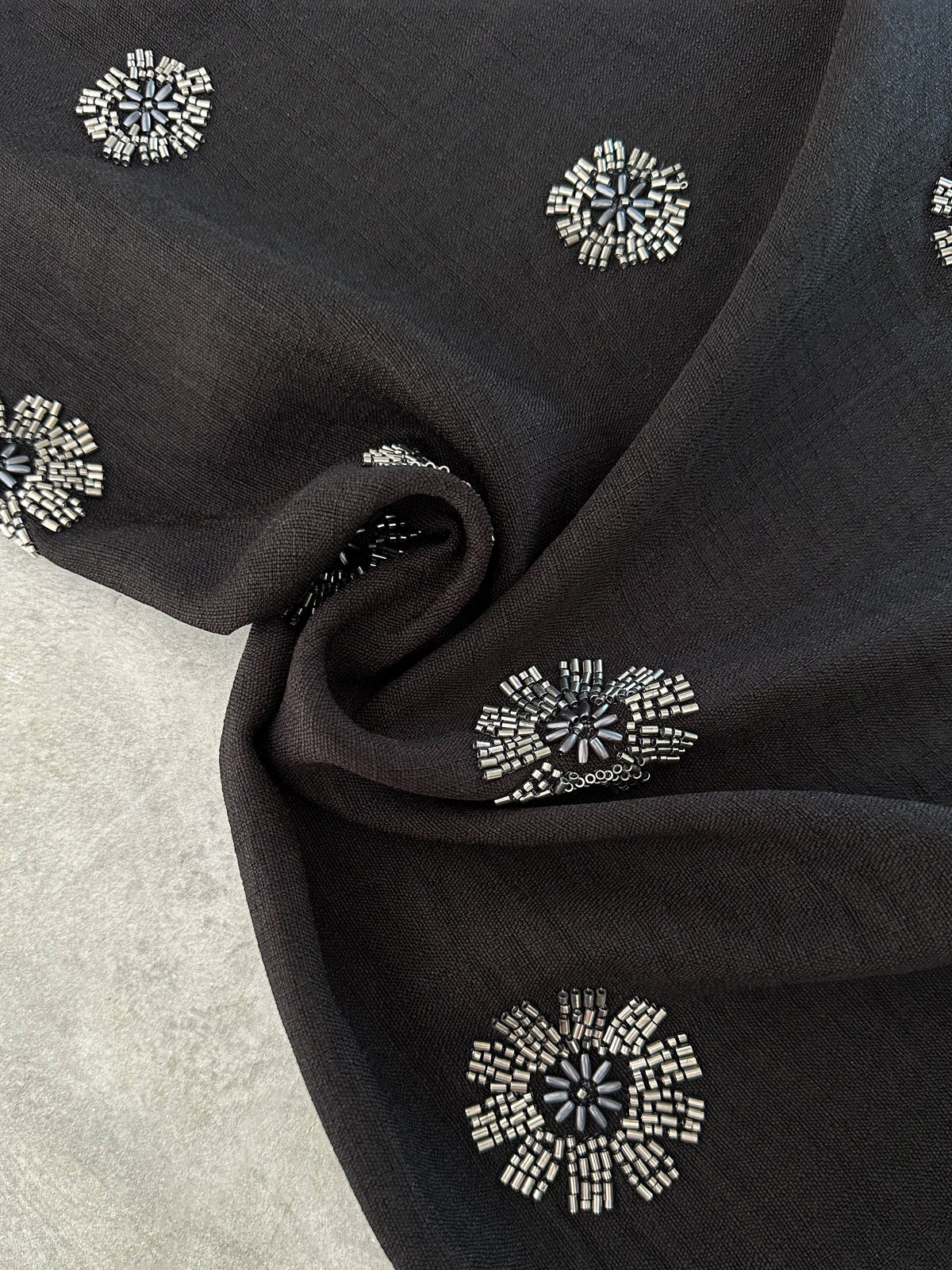 Tejido Bordado Floral Negro