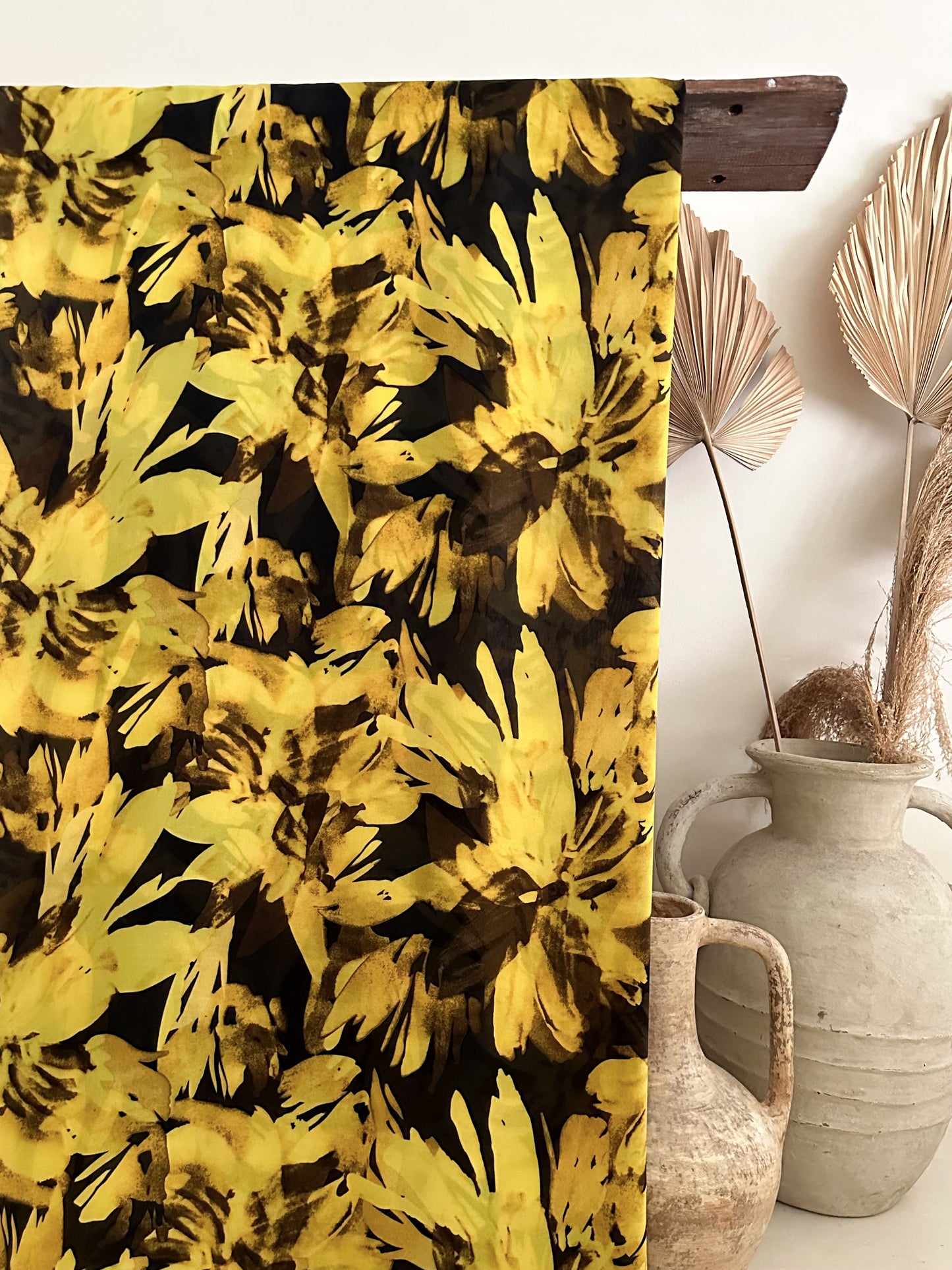 Gasa Estampada Floral en Amarillo Mostaza y Negro