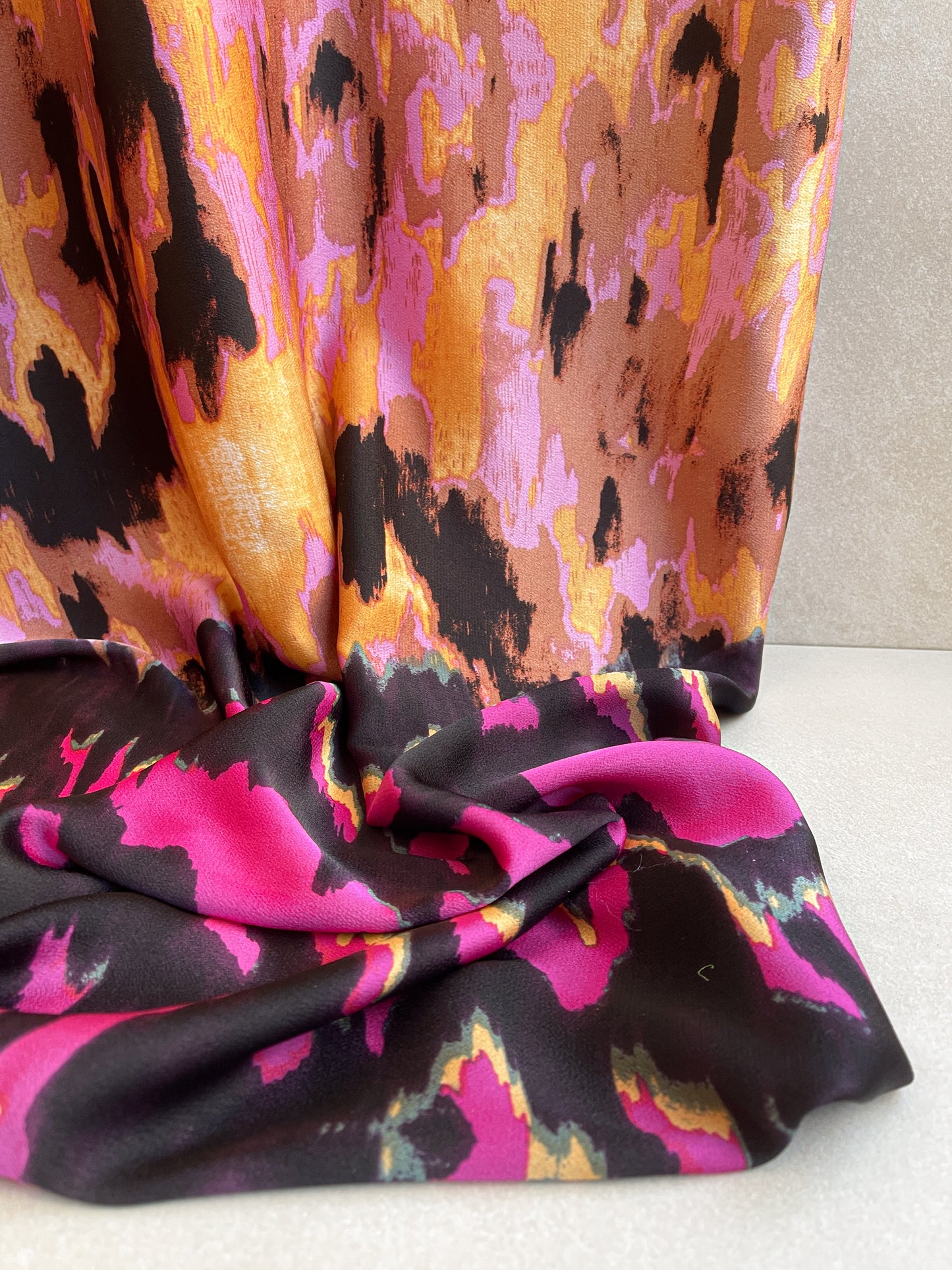 Tela Heavy Crepe Satén Estampado Abstracto en tonos Tierra, Fucsia y Negro