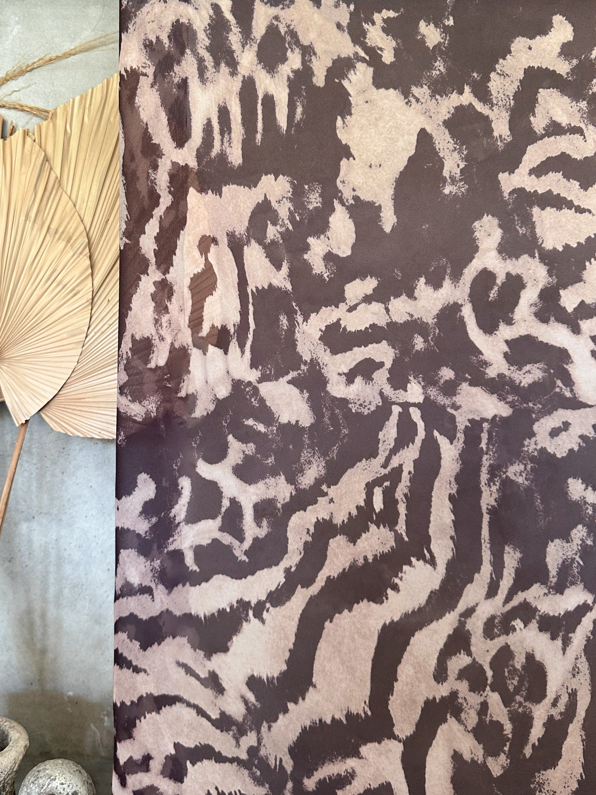 Gasa Estampada Animal Print Abstracto en Café y Beige