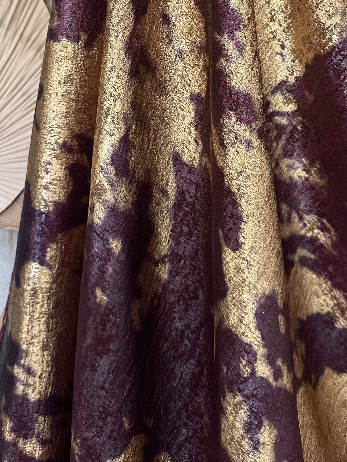 Tela Lamé Foil Estampado Dorado y Vino
