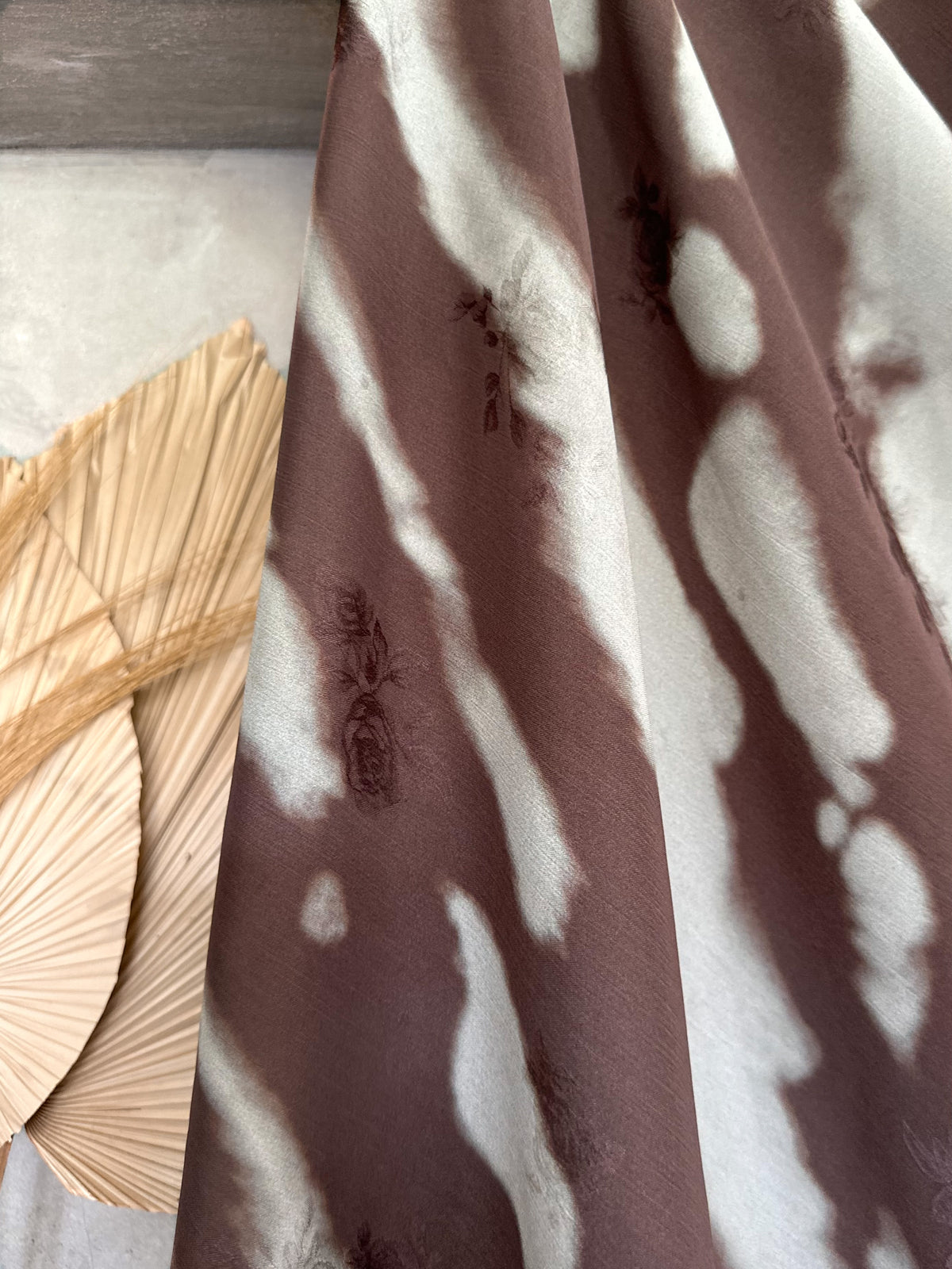 Crepé Satén Jacquard Estampado en Café y Taupe