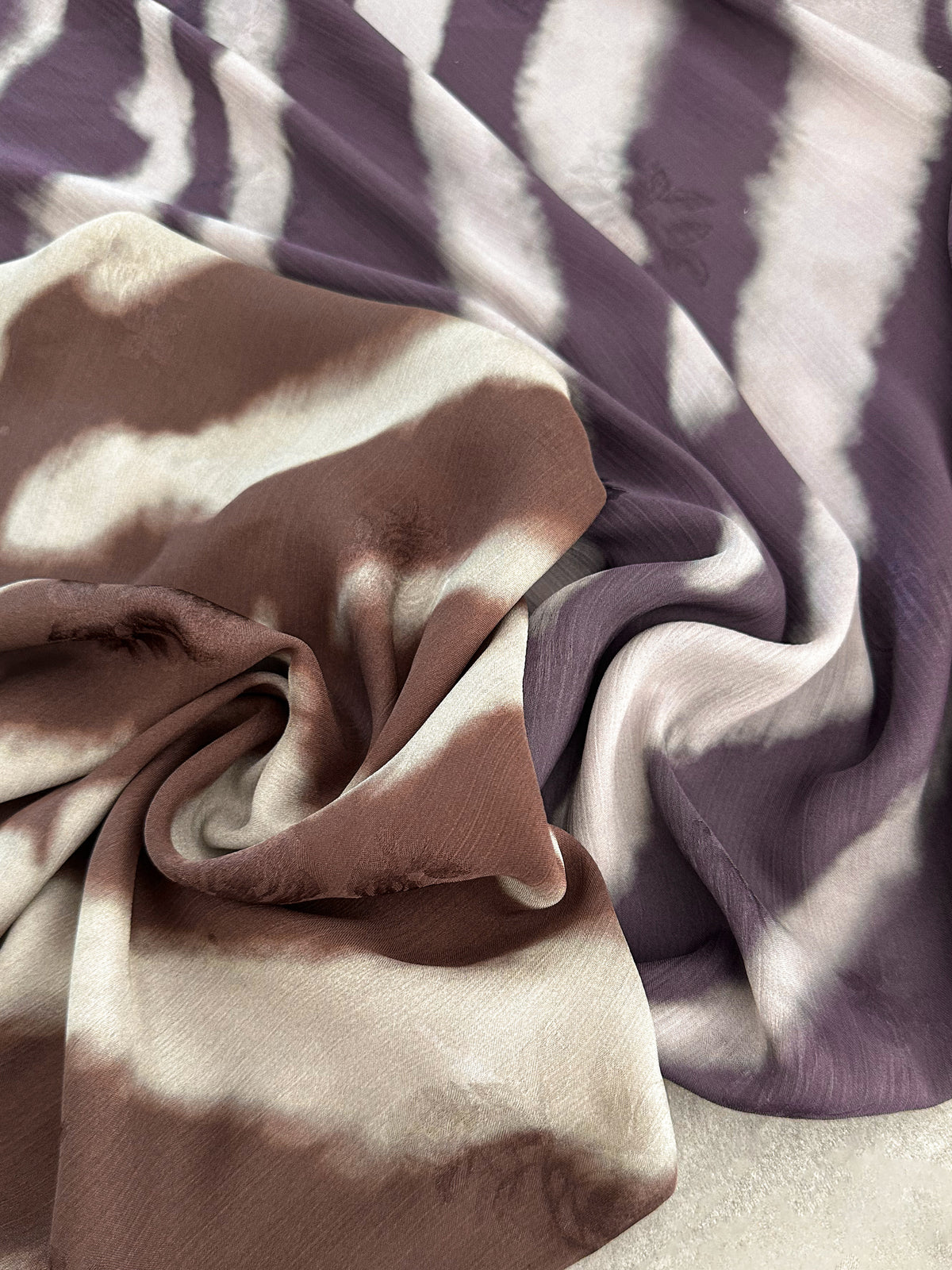 Crepé Satén Jacquard Estampado en Café y Taupe