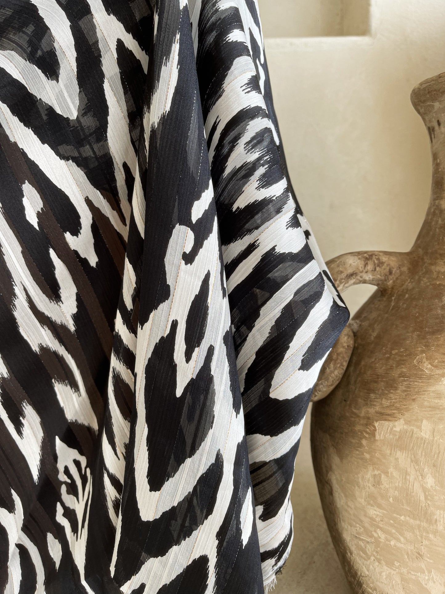 Tela Gasa Texturizada Negra y Blanco con Lúrex Dorado