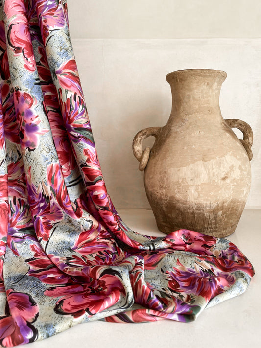 Tela Satén Couture Elastizado – Estampado Floral Artístico en Gris Perla, Fucsia y Coral