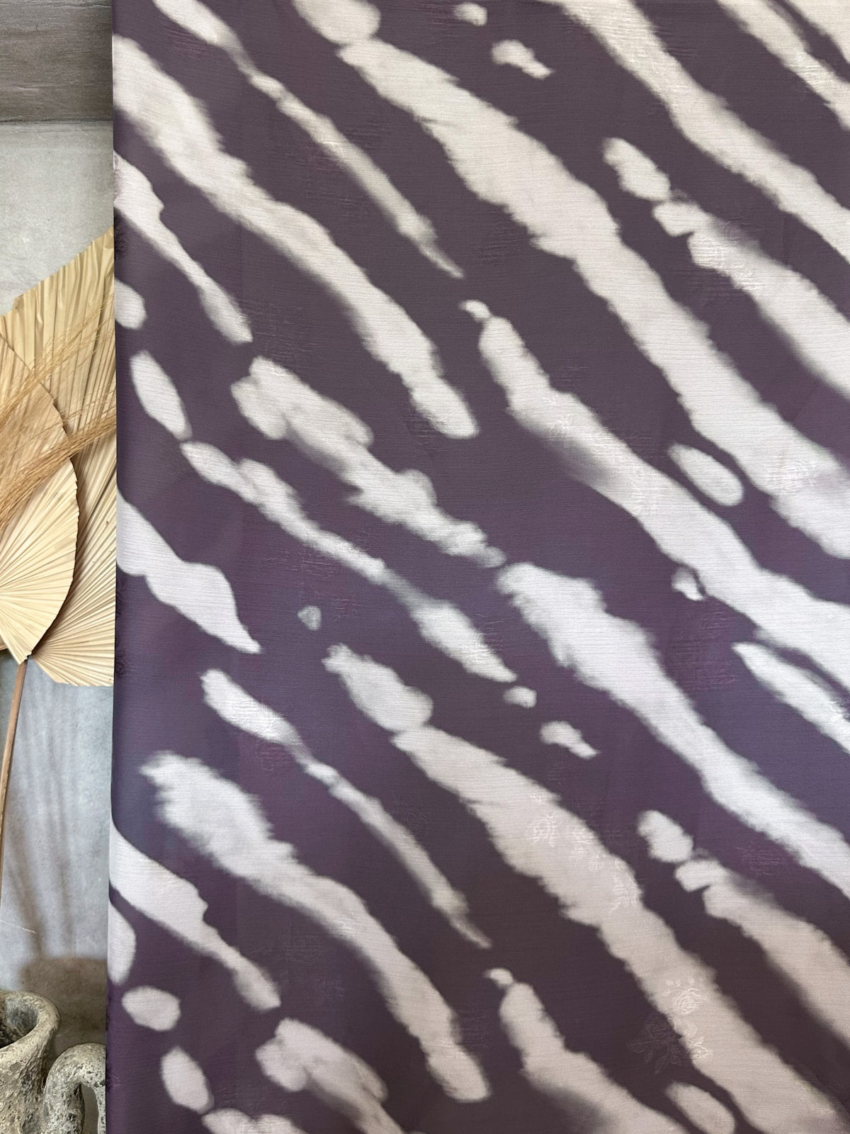 Crepé Satén Jacquard Estampado en Morado y Marfil
