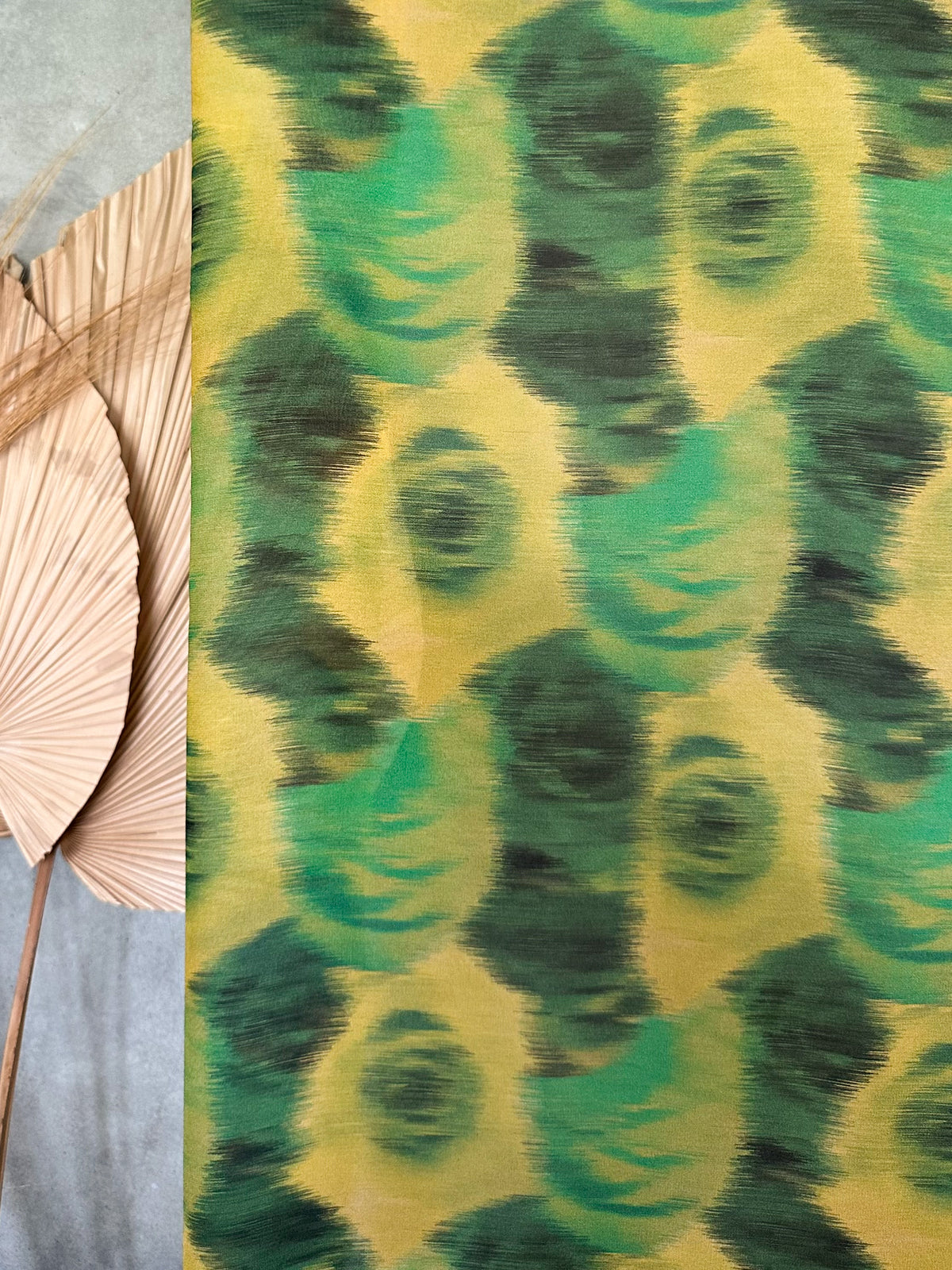 Gasa Estampada Abstracta en Verde y Mostaza