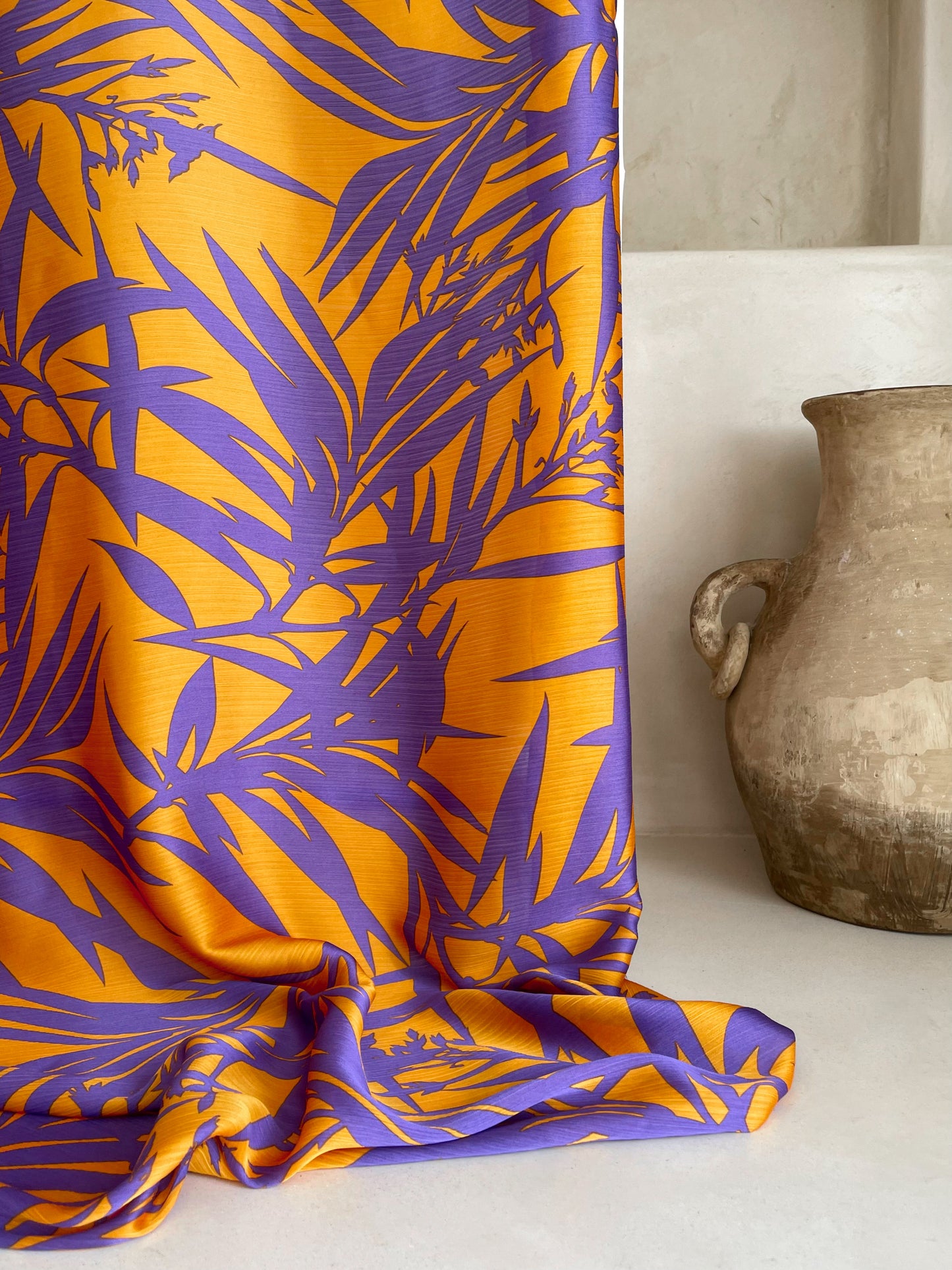 Tela Crepé Satén Crinkle Hojas Geométricas Naranja y Morado