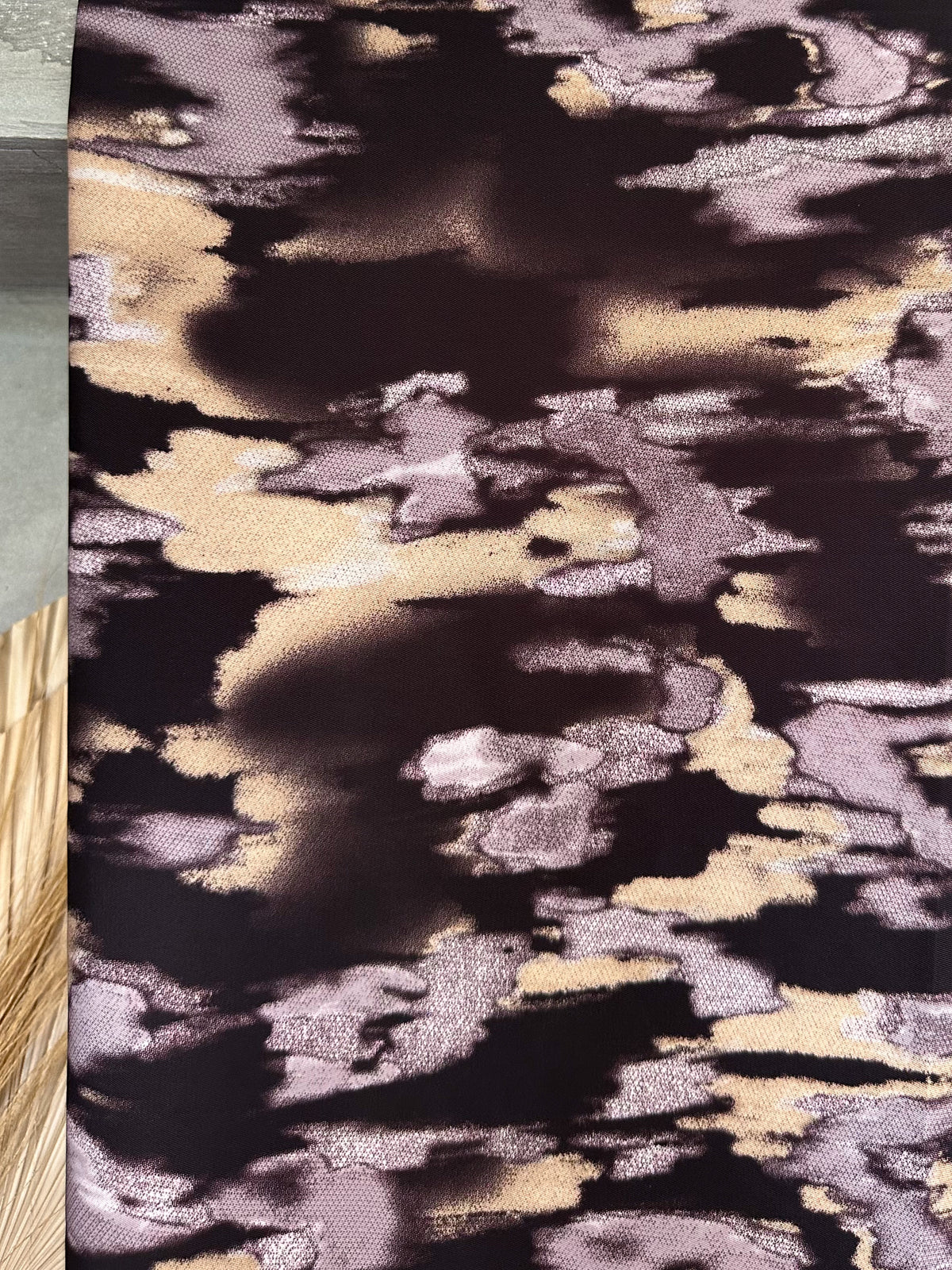 Satén Estampado Abstracto en Negro, Malva y Beige