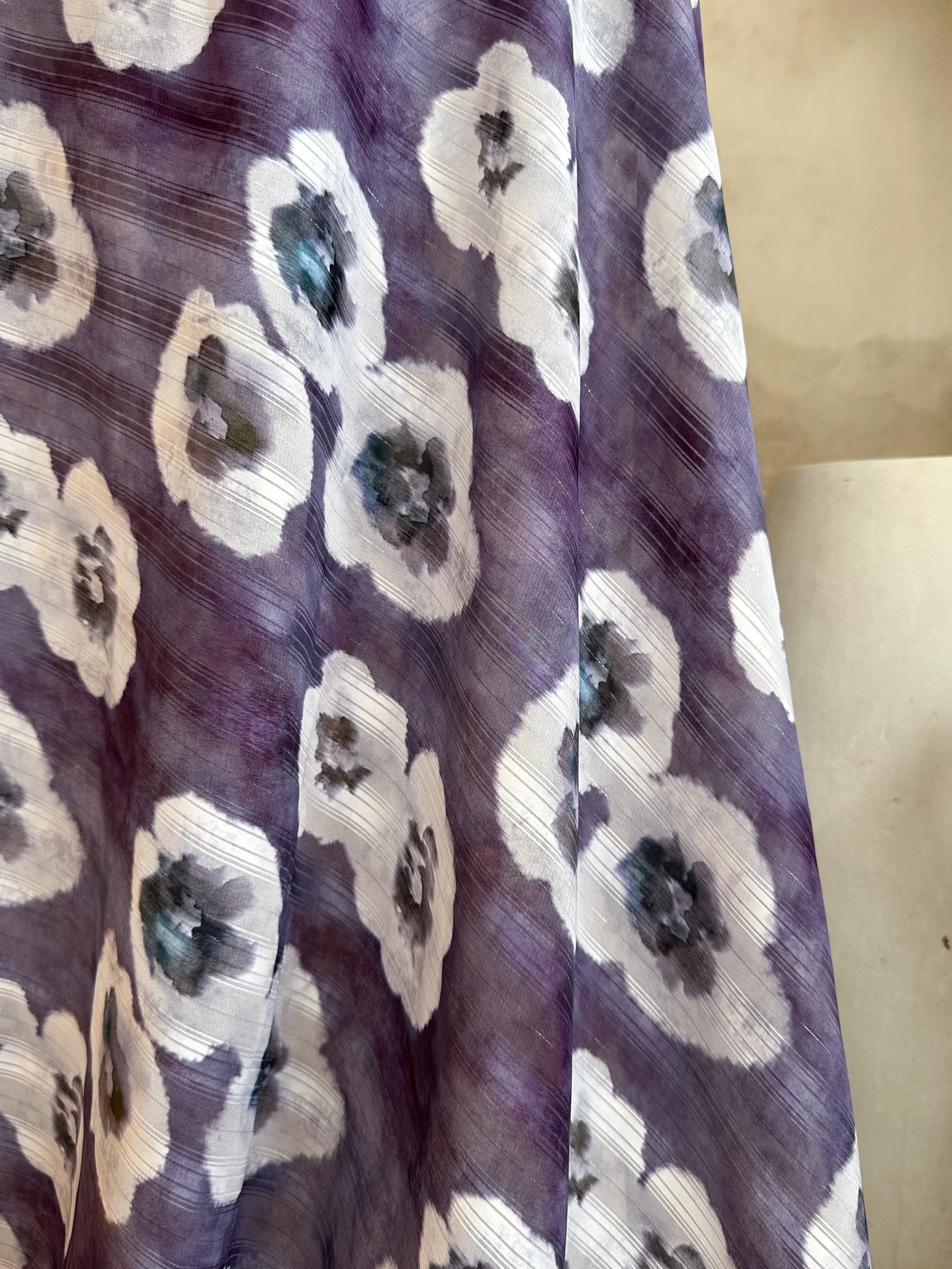 Gasa Estampada Lurex en Tonos Morado y Crudo