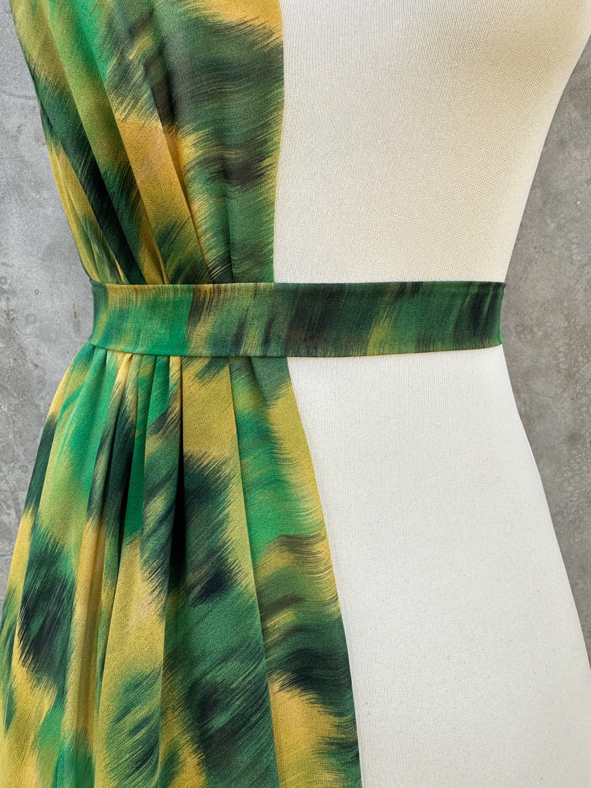 Gasa Estampada Abstracta en Verde y Mostaza