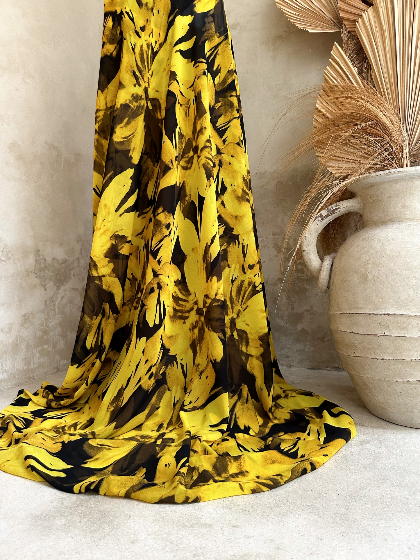 Gasa Estampada Floral en Amarillo Mostaza y Negro