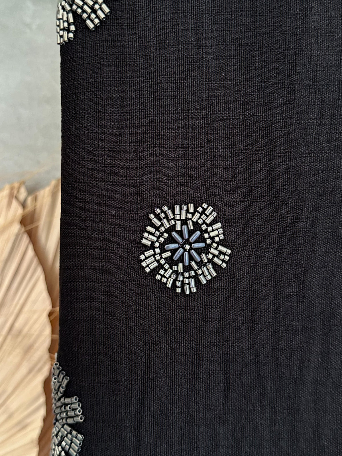 Tejido Bordado Floral Negro
