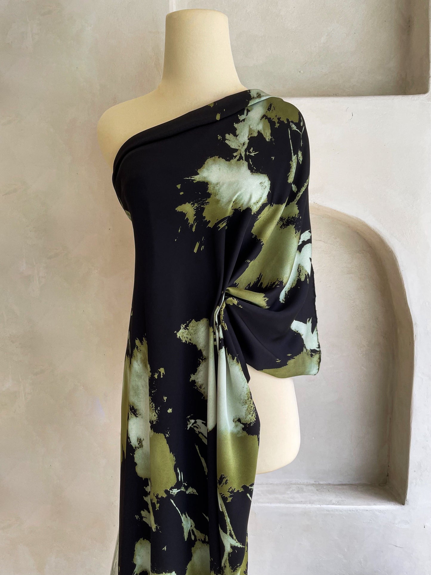 Tela Heavy Crepe Satén Estampado Abstracto en Verde Oliva y Negro Profundo