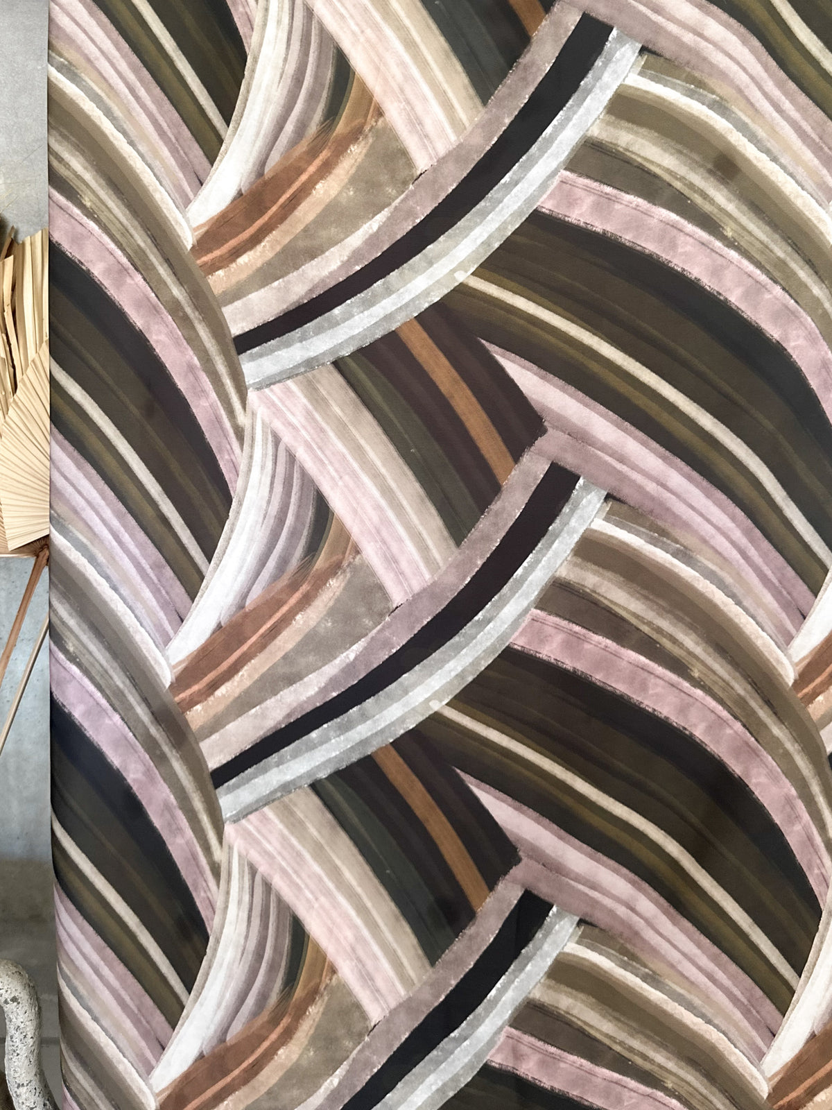 Satén Estampado Pinceladas Geométrico en Café, Rosa Nude y Gris